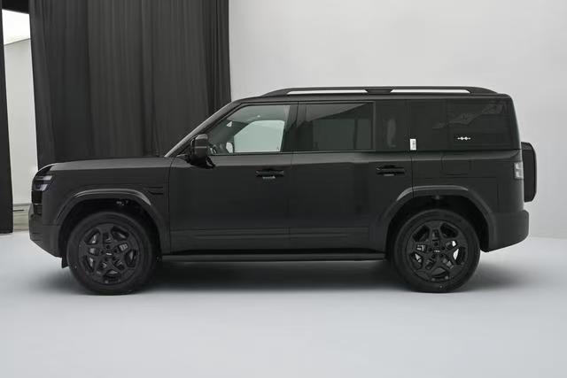 Titanium 7 2025 190km 4WD Ultra Edition – Black/Blue | New Export