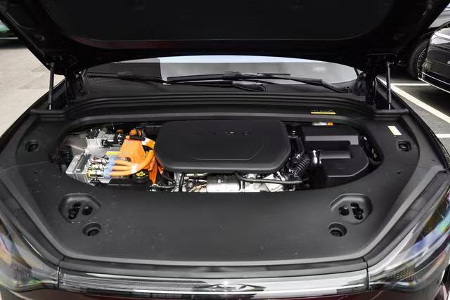 Galaxy M9 2025 210km 4WD Electric MPV – Black/Orange | New Export