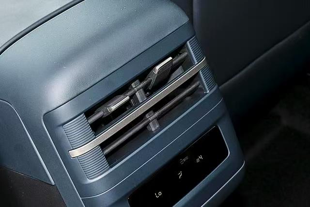 Titanium 7 2025 190km 4WD Ultra Edition – Black/Blue | New Export