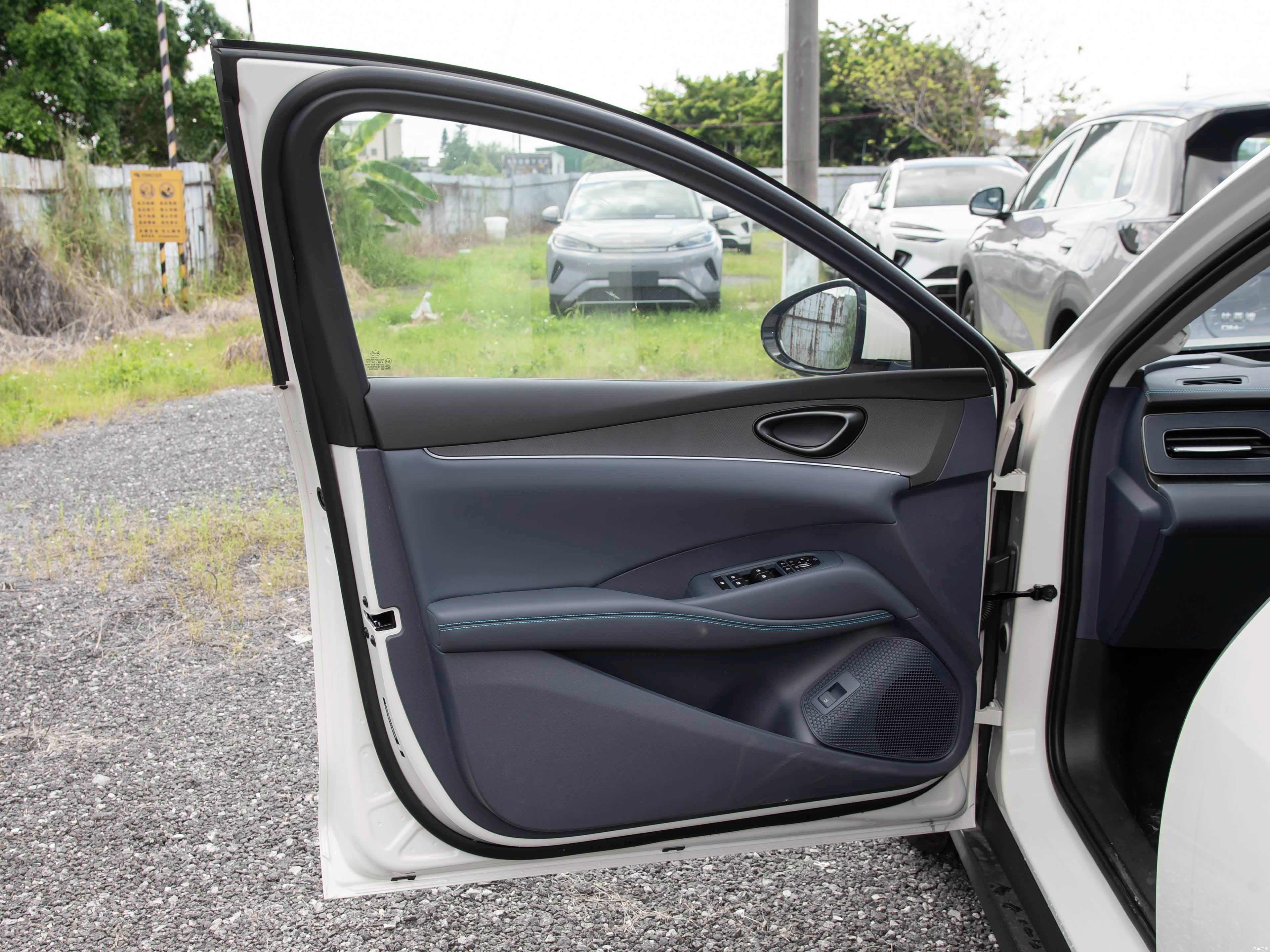 2025 BYD Seal 06 DM-i Wagon 80KM Premium (BYD7150ADHEV6) — Snow White / Dark Obsidian Black