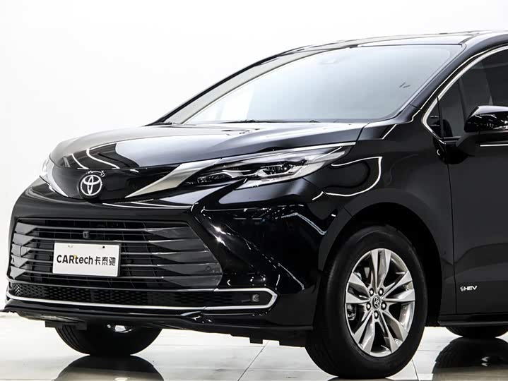 2024 Toyota Sienna 2.5L Hybrid AWD Premium – 5k km, Like New