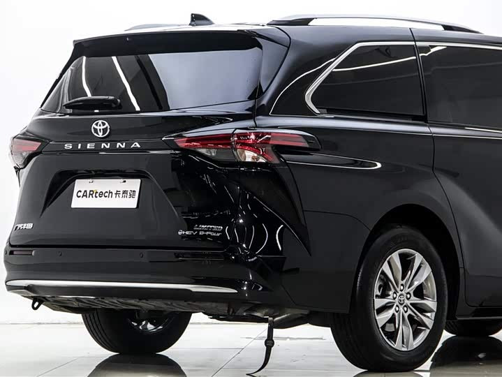 2024 Toyota Sienna 2.5L Hybrid AWD Premium – 5k km, Like New