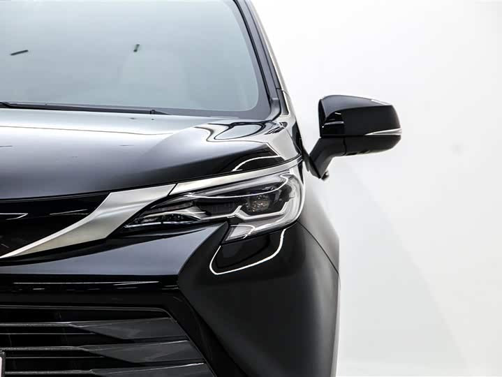 2024 Toyota Sienna 2.5L Hybrid AWD Premium – 5k km, Like New