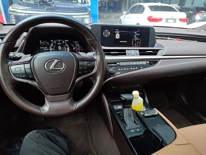 Lexus ES 2018 200 Excellence Edition - 0 Transfers · Luxury Comfort · High Value