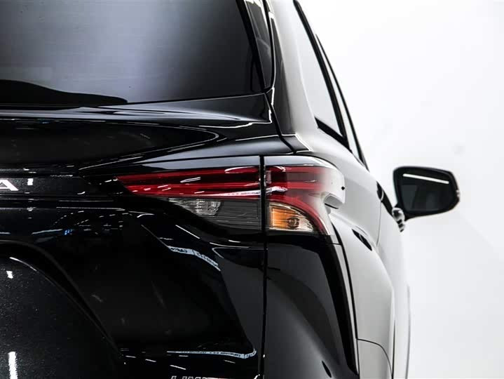 2024 Toyota Sienna 2.5L Hybrid AWD Premium – 5k km, Like New