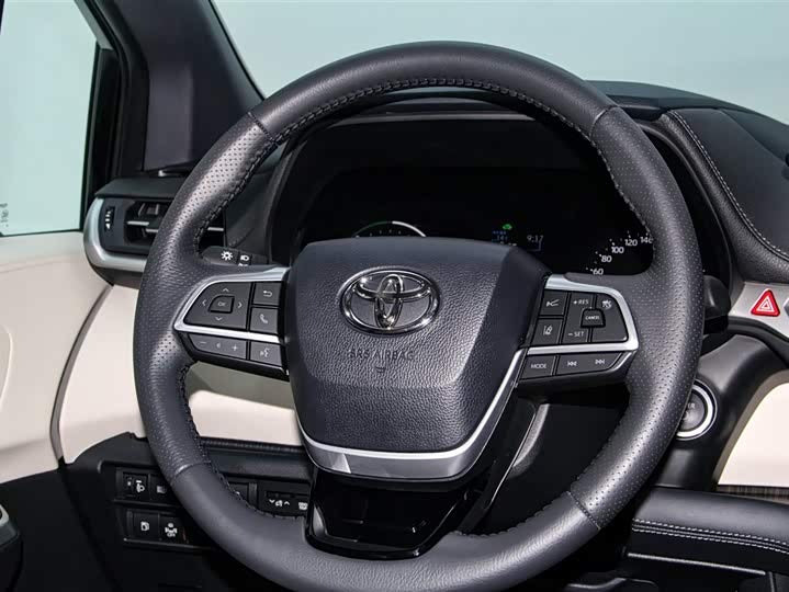 2024 Toyota Sienna 2.5L Hybrid AWD Premium – 5k km, Like New