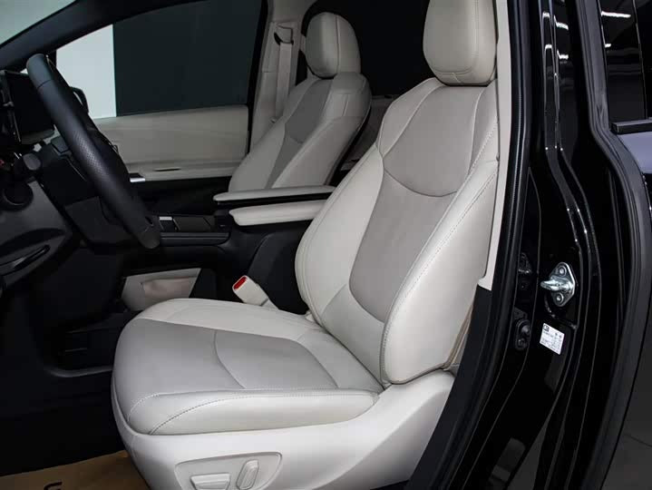 2024 Toyota Sienna 2.5L Hybrid AWD Premium – 5k km, Like New