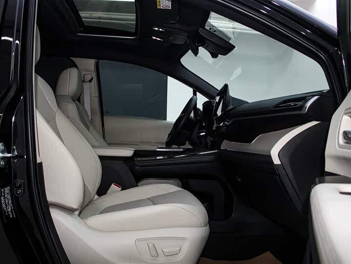 2024 Toyota Sienna 2.5L Hybrid AWD Premium – 5k km, Like New