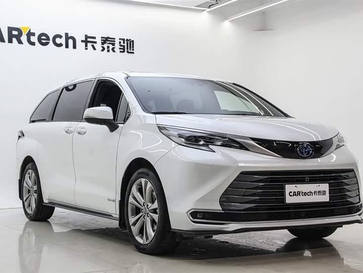 2023 Toyota Sienna 2.5L Hybrid Premium – Low Mileage