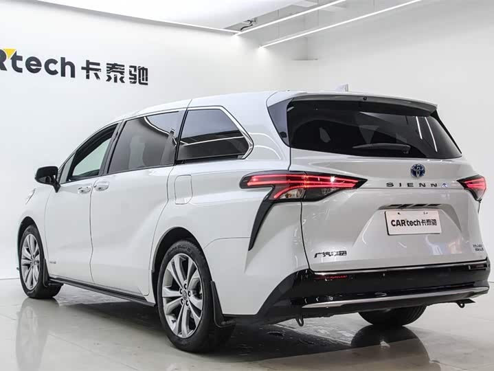 2023 Toyota Sienna 2.5L Hybrid Premium – Low Mileage