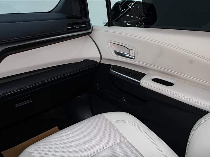 2024 Toyota Sienna 2.5L Hybrid AWD Premium – 5k km, Like New