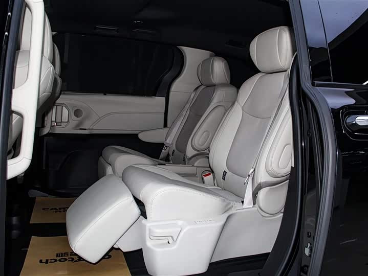 2024 Toyota Sienna 2.5L Hybrid AWD Premium – 5k km, Like New