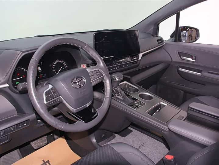2023 Toyota Sienna 2.5L Hybrid Premium – Low Mileage
