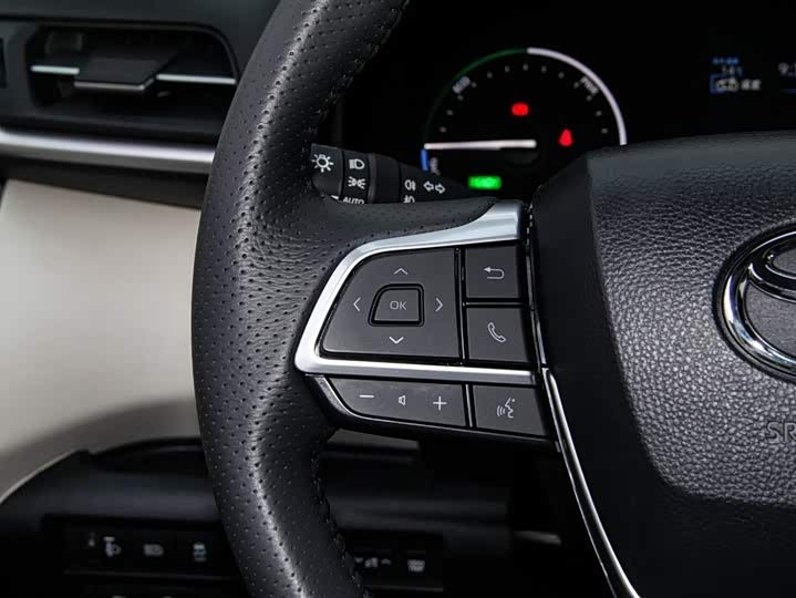 2024 Toyota Sienna 2.5L Hybrid AWD Premium – 5k km, Like New