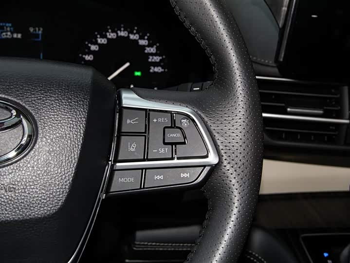 2024 Toyota Sienna 2.5L Hybrid AWD Premium – 5k km, Like New