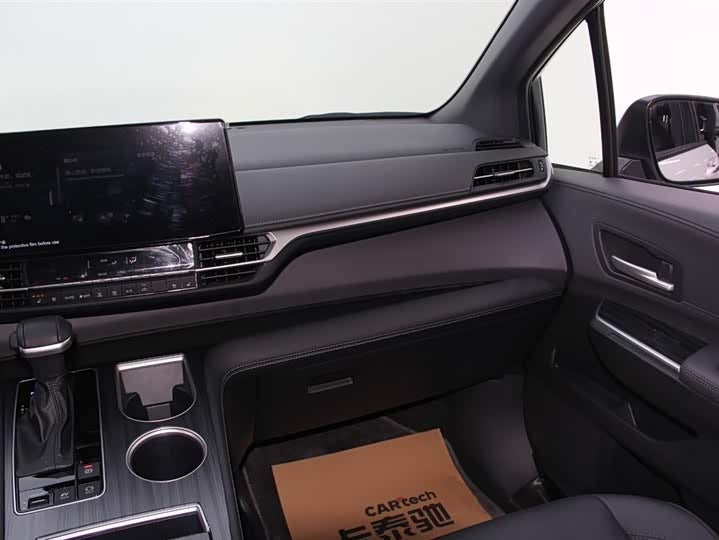 2023 Toyota Sienna 2.5L Hybrid Premium – Low Mileage