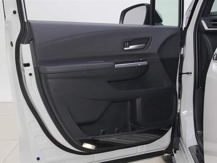 2023 Toyota Sienna 2.5L Hybrid Premium – Low Mileage