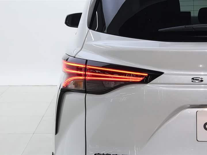 2023 Toyota Sienna 2.5L Hybrid Premium – Low Mileage