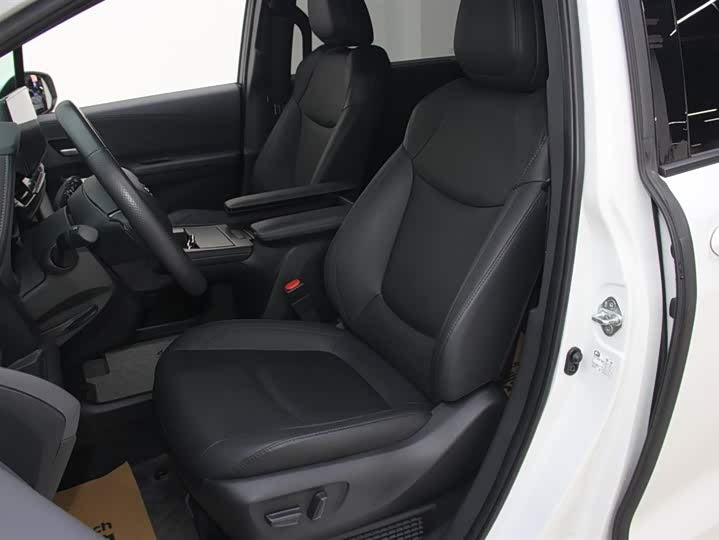 2023 Toyota Sienna 2.5L Hybrid Premium – Low Mileage