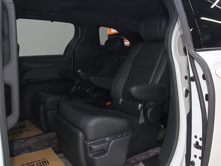 2023 Toyota Sienna 2.5L Hybrid Premium – Low Mileage
