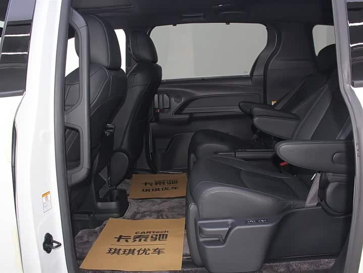 2023 Toyota Sienna 2.5L Hybrid Premium – Low Mileage