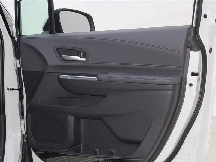 2023 Toyota Sienna 2.5L Hybrid Premium – Low Mileage