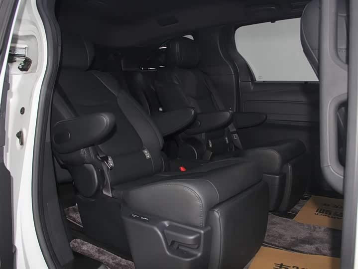 2023 Toyota Sienna 2.5L Hybrid Premium – Low Mileage