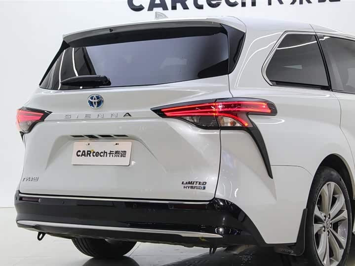 2023 Toyota Sienna 2.5L Hybrid Premium – Low Mileage
