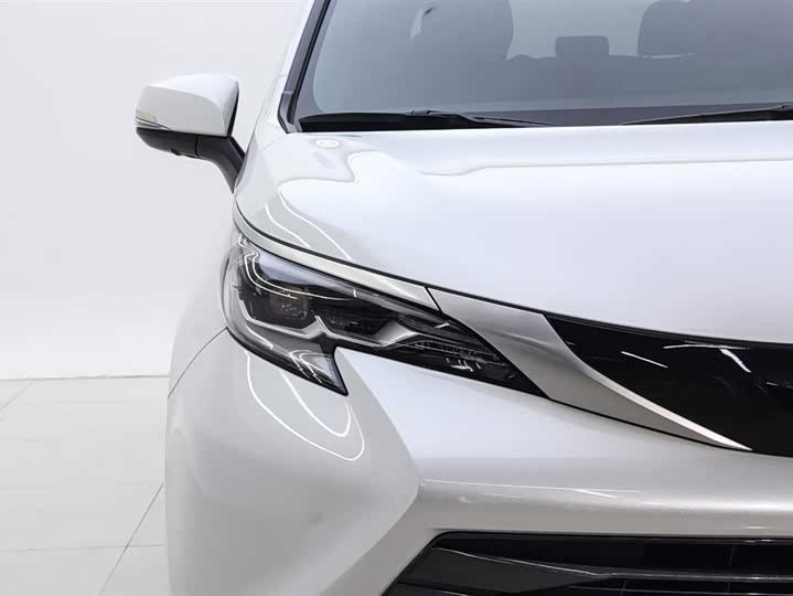 2023 Toyota Sienna 2.5L Hybrid Premium – Low Mileage