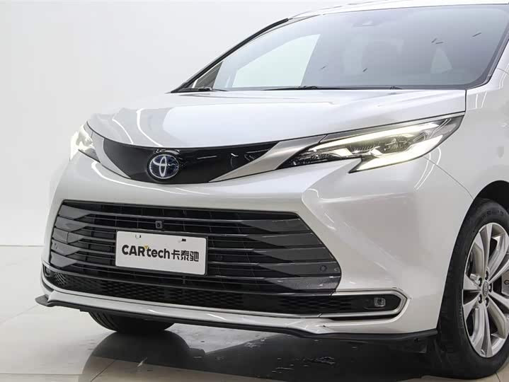 2023 Toyota Sienna 2.5L Hybrid Premium – Low Mileage