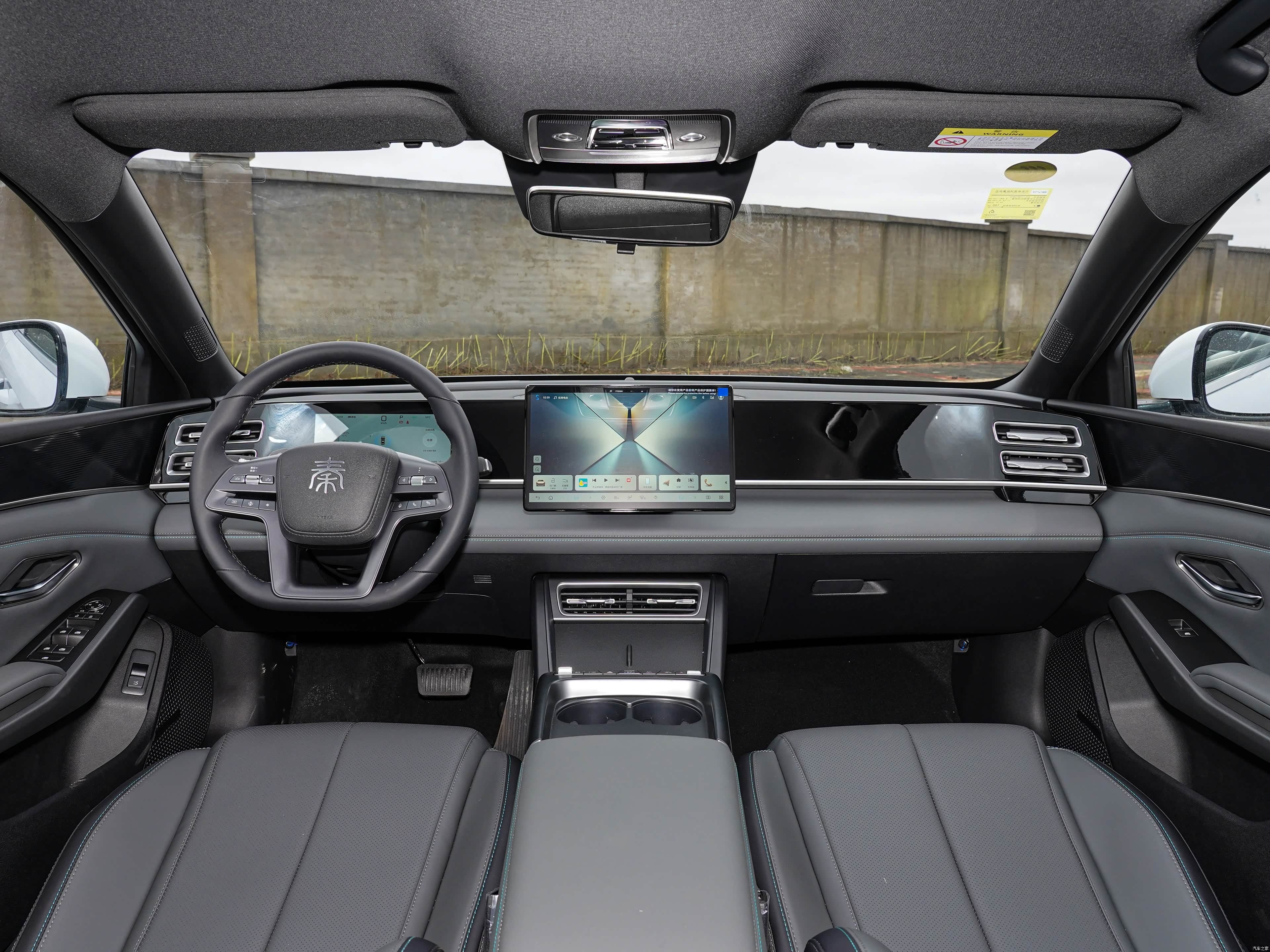 BYD Qin L DM-i 2026 128KM Leading Edition PHEV — Runyu White / Xuanwu Grey