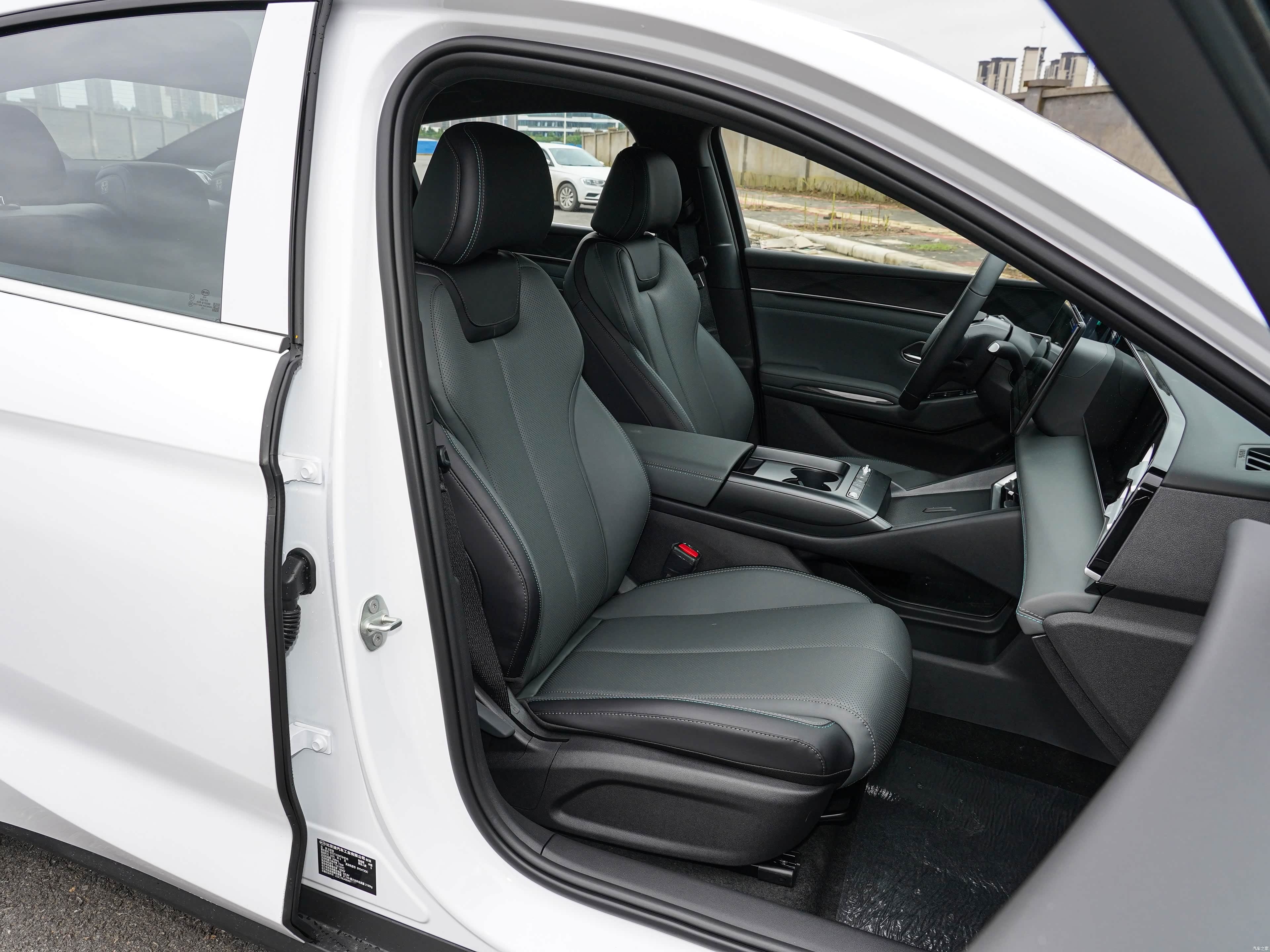 BYD Qin L DM-i 2026 128KM Leading Edition PHEV — Runyu White / Xuanwu Grey