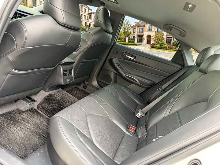 2023 Toyota Avalon Hybrid Luxury Sedan | 27,000km | 0 Transfers | White | Guangzhou