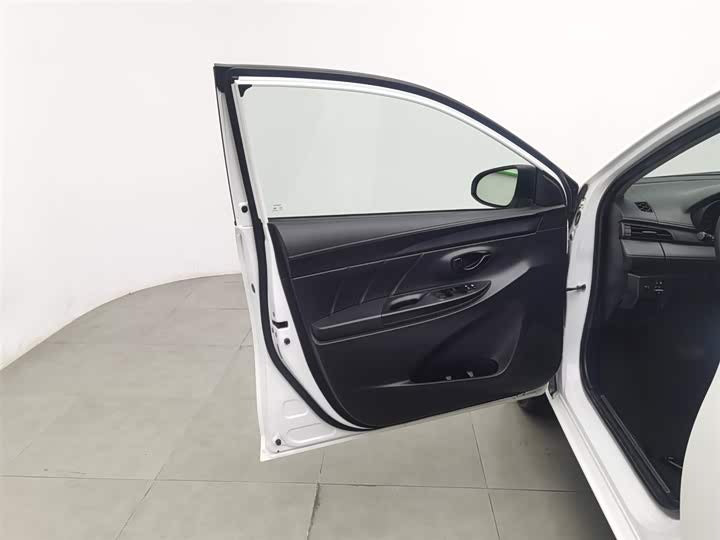 2017 Toyota Yaris 1.5L CVT – Super Fuel Efficient, White, Low Price
