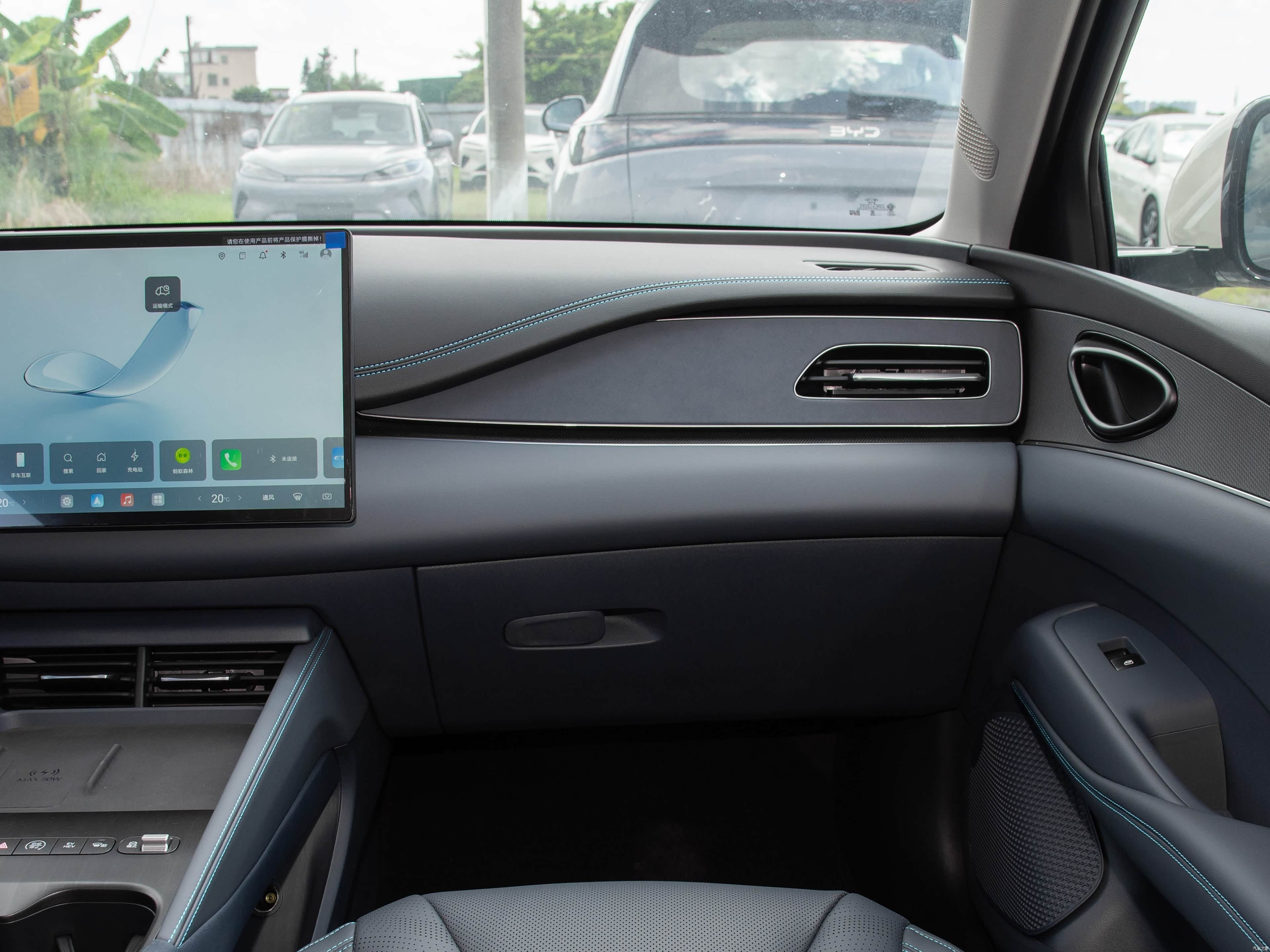 2025 BYD Seal 06 DM-i Wagon 80KM Premium (BYD7150ADHEV6) — Snow White / Dark Obsidian Black