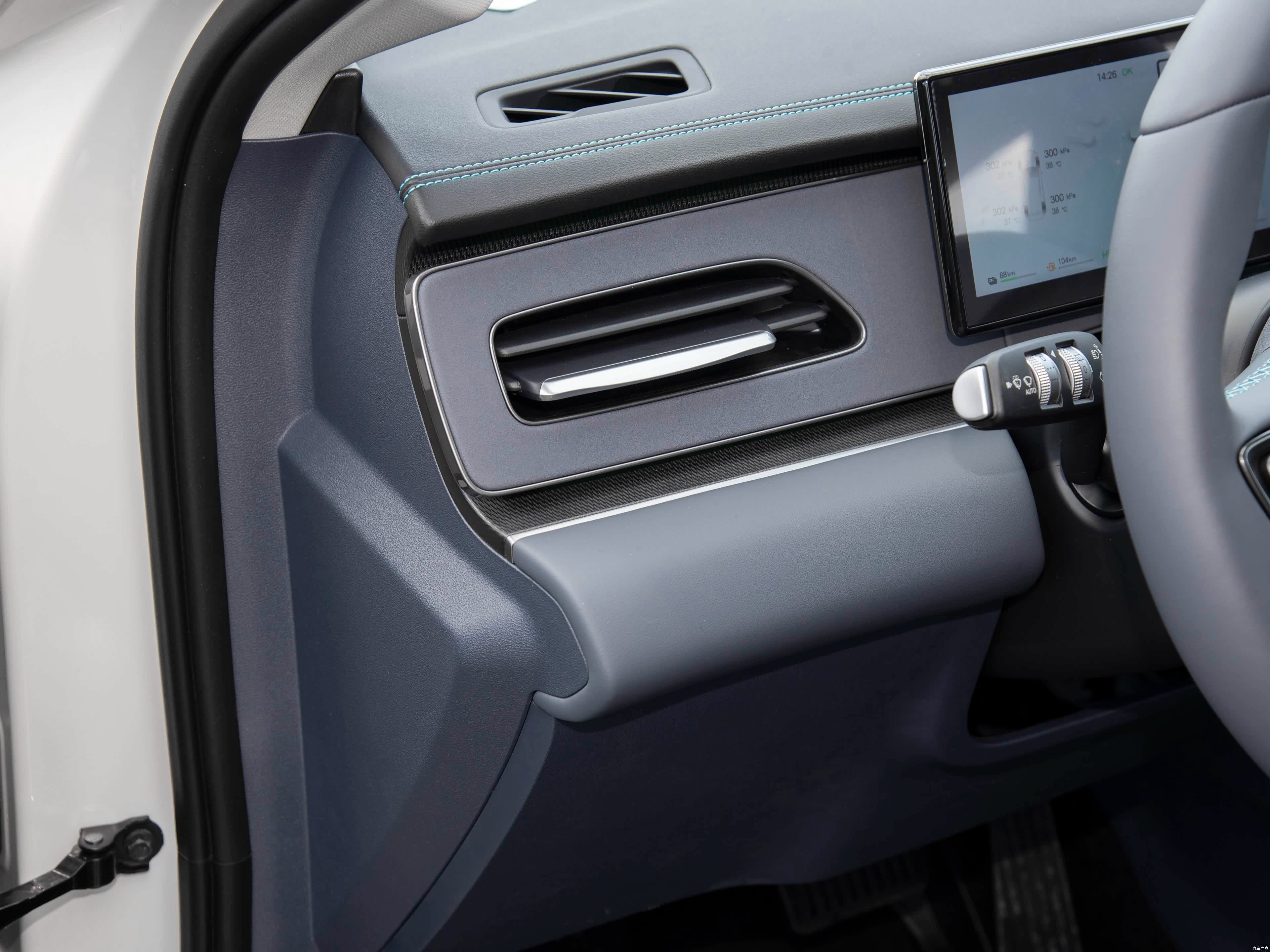 2025 BYD Seal 06 DM-i Wagon 80KM Premium (BYD7150ADHEV6) — Snow White / Dark Obsidian Black