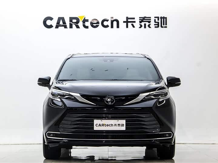 2024 Toyota Sienna 2.5L Hybrid AWD Premium – 5k km, Like New