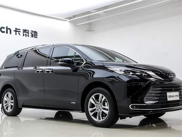2024 Toyota Sienna 2.5L Hybrid AWD Premium – 5k km, Like New