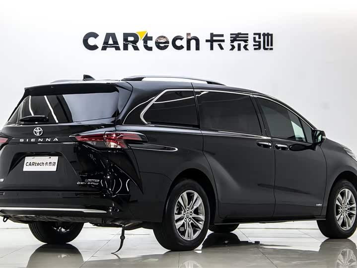 2024 Toyota Sienna 2.5L Hybrid AWD Premium – 5k km, Like New