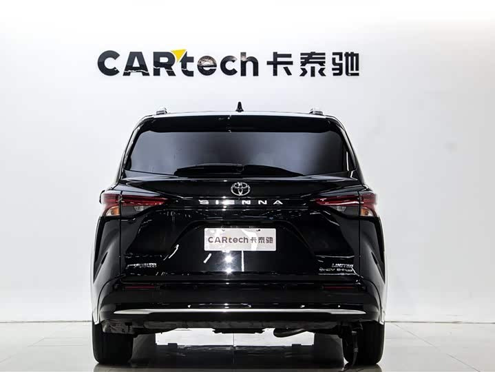 2024 Toyota Sienna 2.5L Hybrid AWD Premium – 5k km, Like New